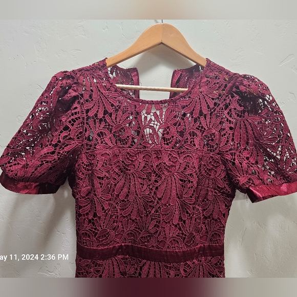 Lulu's Burgundy midi dress puff sleeves - Picture 2 of 7